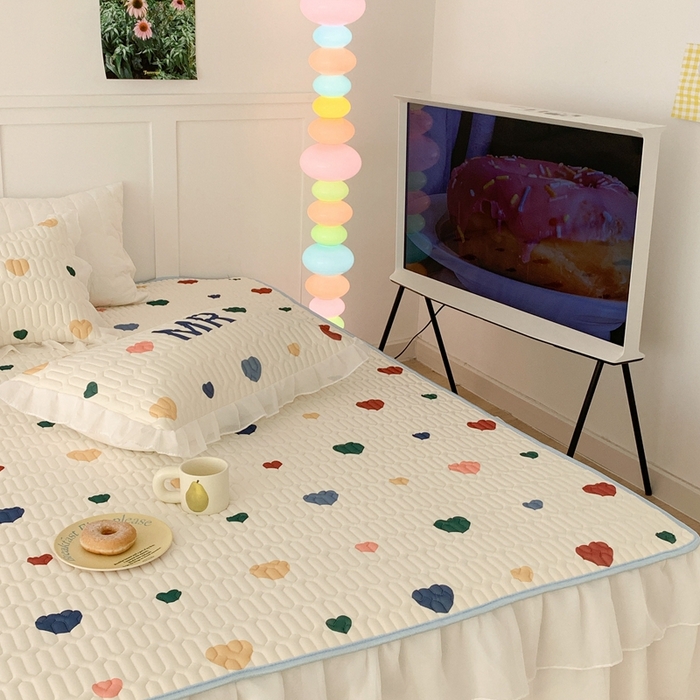 91家纺网 家纺一手货源 找家纺 昔可家纺 2023新款双层雪纺纱乳胶床裙 彩色爱心