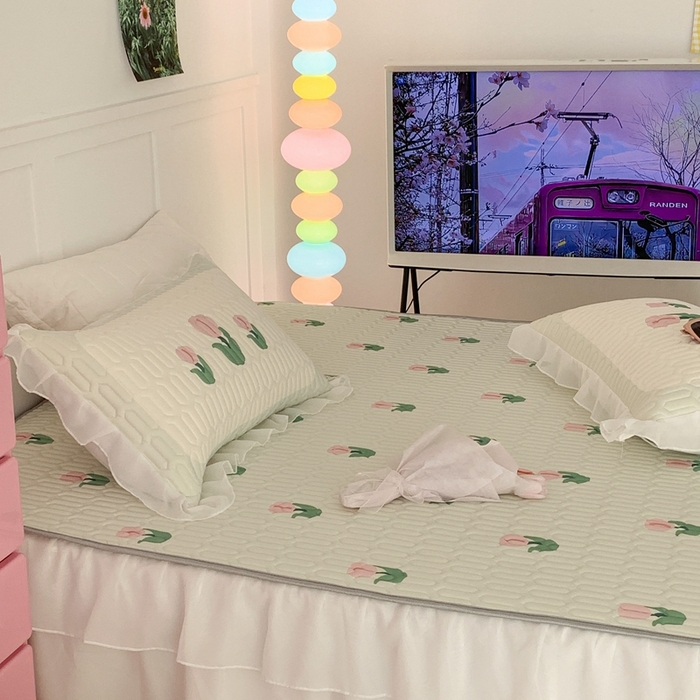 91家纺网 家纺一手货源 找家纺 昔可家纺 2023新款双层雪纺纱乳胶床裙 淡绿底郁金香