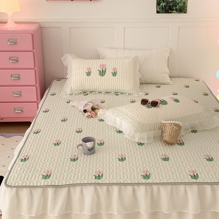 91家纺网 家纺一手货源 找家纺 昔可家纺 2023新款双层雪纺纱乳胶床裙 淡绿底郁金香