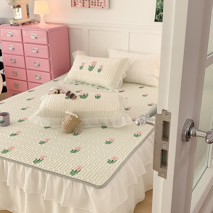 91家纺网 家纺一手货源 找家纺 昔可家纺 2023新款双层雪纺纱乳胶床裙 淡绿底郁金香