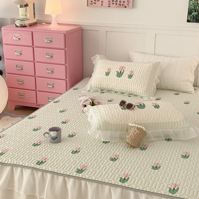 91家纺网 家纺一手货源 找家纺 昔可家纺 2023新款双层雪纺纱乳胶床裙 淡绿底郁金香