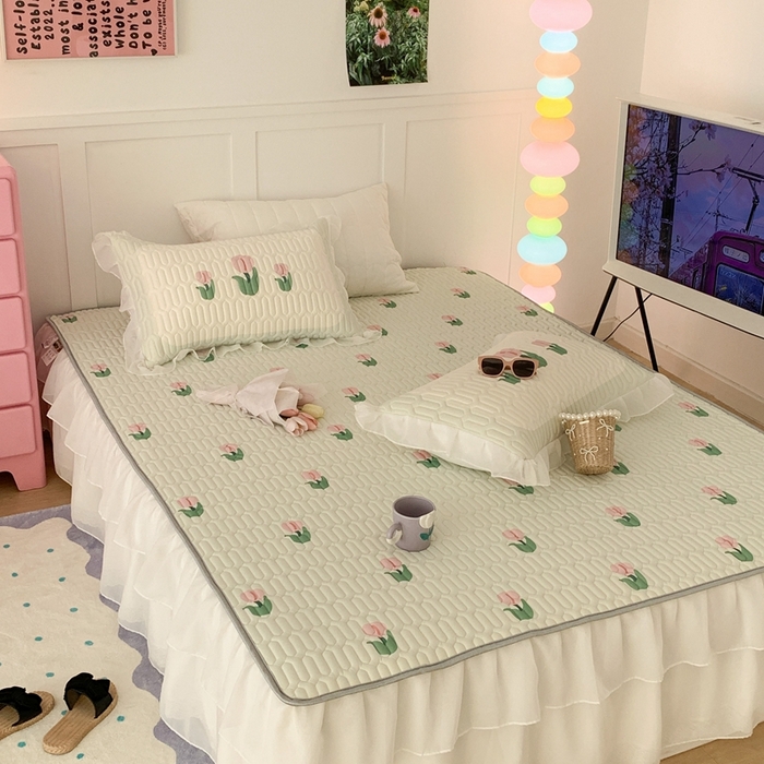 91家纺网 家纺一手货源 找家纺 昔可家纺 2023新款双层雪纺纱乳胶床裙 淡绿底郁金香