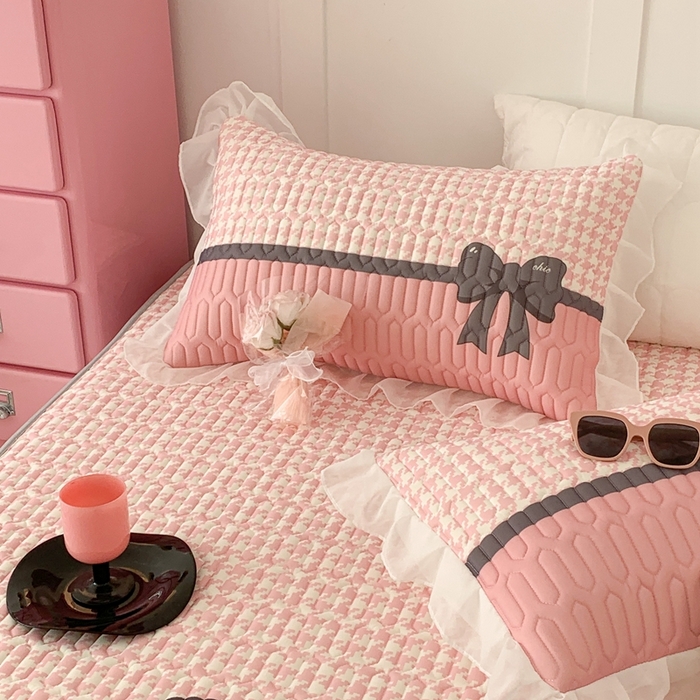 91家纺网 家纺一手货源 找家纺 昔可家纺 2023新款双层雪纺纱乳胶床裙 粉粉千鸟格