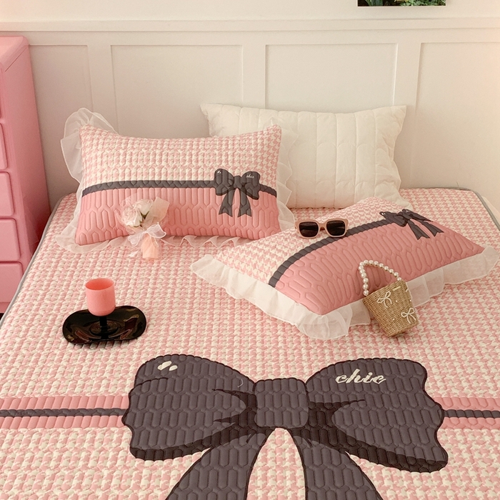 91家纺网 家纺一手货源 找家纺 昔可家纺 2023新款双层雪纺纱乳胶床裙 粉粉千鸟格