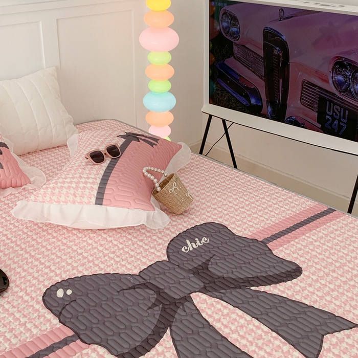 91家纺网 家纺一手货源 找家纺 昔可家纺 2023新款双层雪纺纱乳胶床裙 粉粉千鸟格