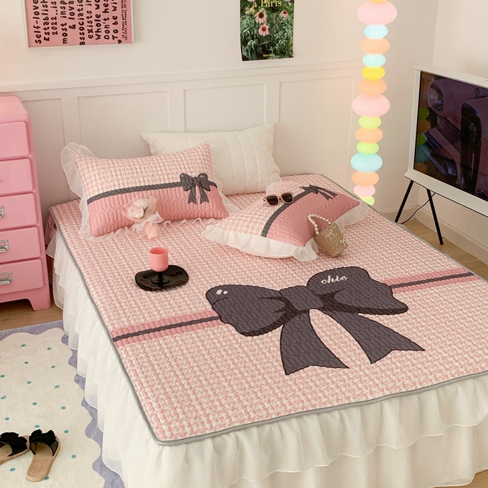 91家纺网 家纺一手货源 找家纺 昔可家纺 2023新款双层雪纺纱乳胶床裙 粉粉千鸟格