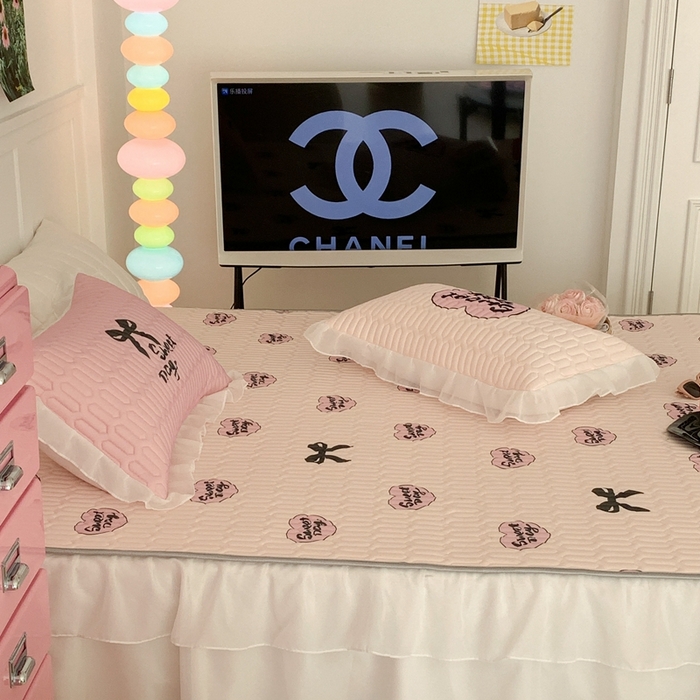 91家纺网 家纺一手货源 找家纺 昔可家纺 2023新款双层雪纺纱乳胶床裙 黑粉芭蕾少女心