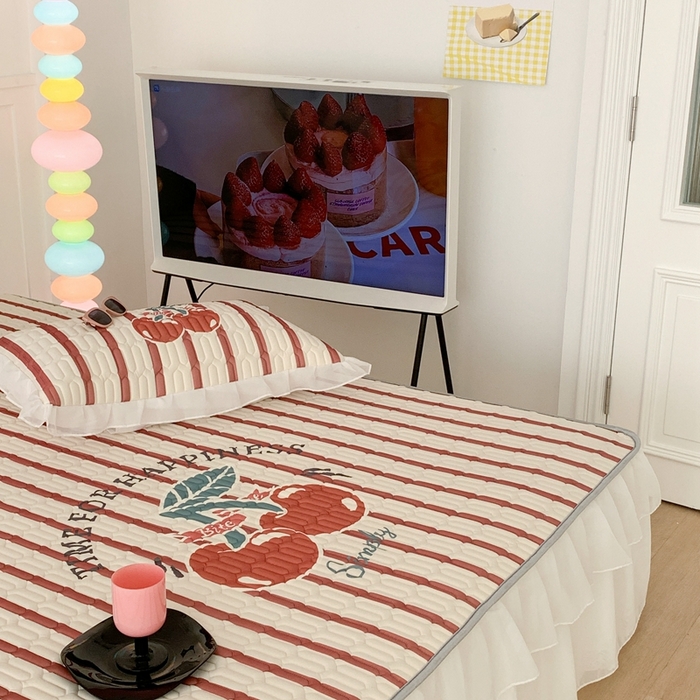 91家纺网 家纺一手货源 找家纺 昔可家纺 2023新款双层雪纺纱乳胶床裙 竖条樱桃