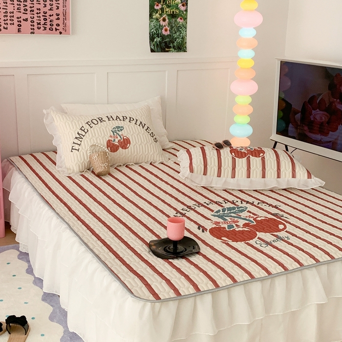 91家纺网 家纺一手货源 找家纺 昔可家纺 2023新款双层雪纺纱乳胶床裙 竖条樱桃