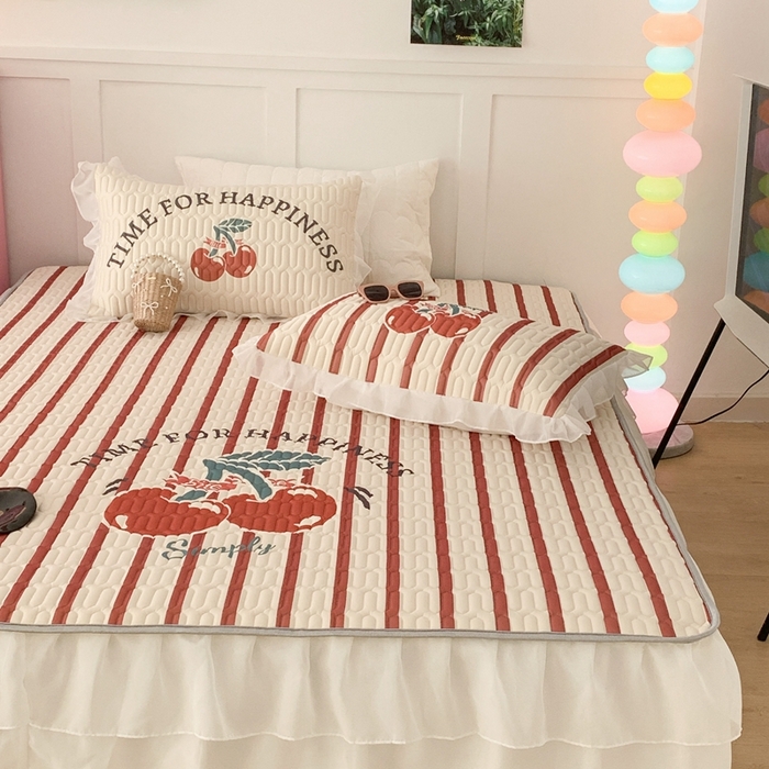 91家纺网 家纺一手货源 找家纺 昔可家纺 2023新款双层雪纺纱乳胶床裙 竖条樱桃