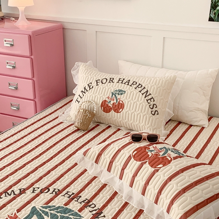 91家纺网 家纺一手货源 找家纺 昔可家纺 2023新款双层雪纺纱乳胶床裙 竖条樱桃