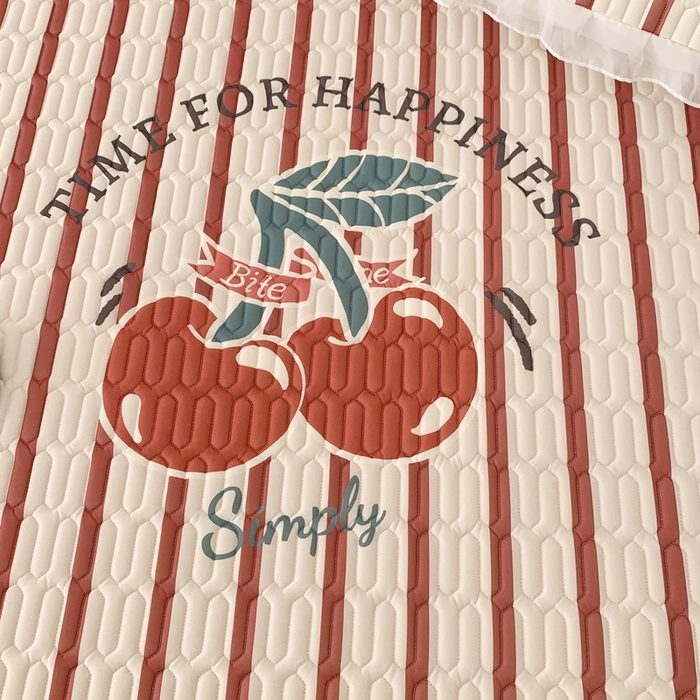 91家纺网 家纺一手货源 找家纺 昔可家纺 2023新款双层雪纺纱乳胶床裙 竖条樱桃