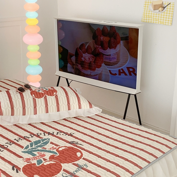 91家纺网 家纺一手货源 找家纺 昔可家纺 2023新款双层雪纺纱乳胶床裙 竖条樱桃