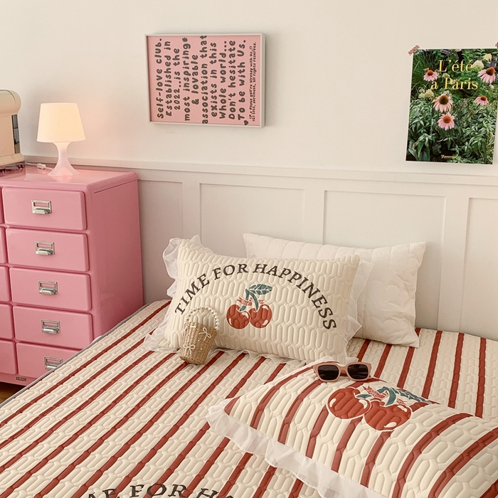 91家纺网 家纺一手货源 找家纺 昔可家纺 2023新款双层雪纺纱乳胶床裙 竖条樱桃