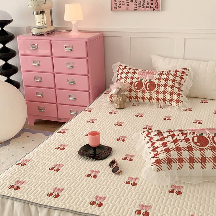 91家纺网 家纺一手货源 找家纺 昔可家纺 2023新款双层雪纺纱乳胶床裙 一口樱桃甜