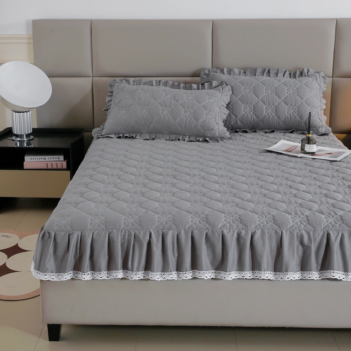 91家纺网 家纺一手货源 找家纺 情煊家纺2023新款全棉夹棉纯色花边床笠 绅士灰