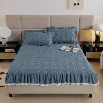 91家纺网 家纺一手货源 找家纺 情煊家纺2023新款全棉夹棉纯色花边床笠 灰蓝