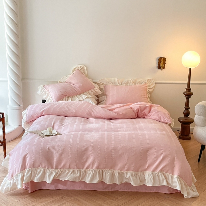 91家纺网 家纺一手货源 找家纺 玛奇朵 2023新品法式浪漫荷叶边60S华夫格大提花-凯伦系列 凯伦-粉