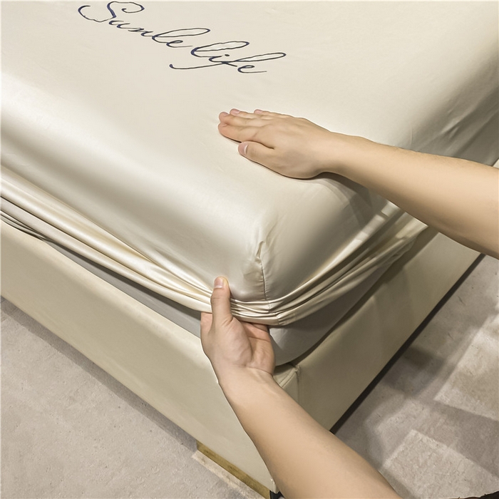 91家纺网 家纺一手货源 找家纺 古吉梦2024新款S刺绣A类抗菌防螨-冰丝床笠三件套 S刺绣-奶昔白