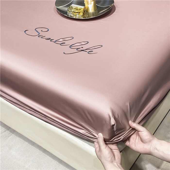 91家纺网 家纺一手货源 找家纺 古吉梦2024新款S刺绣A类抗菌防螨-冰丝床笠三件套 S刺绣-藕粉