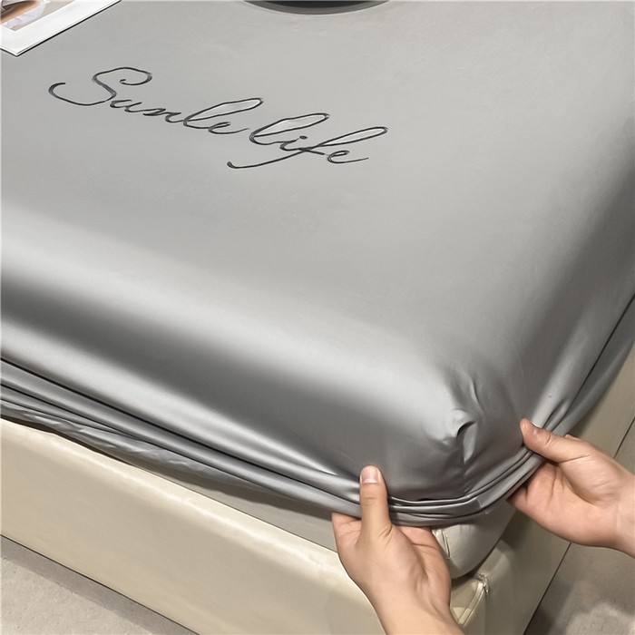 91家纺网 家纺一手货源 找家纺 古吉梦2024新款S刺绣A类抗菌防螨-冰丝床笠三件套 S刺绣-浅灰