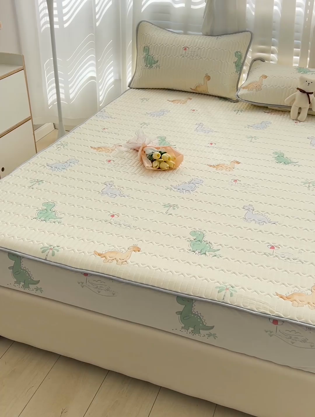 91家纺网 家纺一手货源 找家纺 民新家纺 2023新款乳胶凉席床笠款 小恐龙