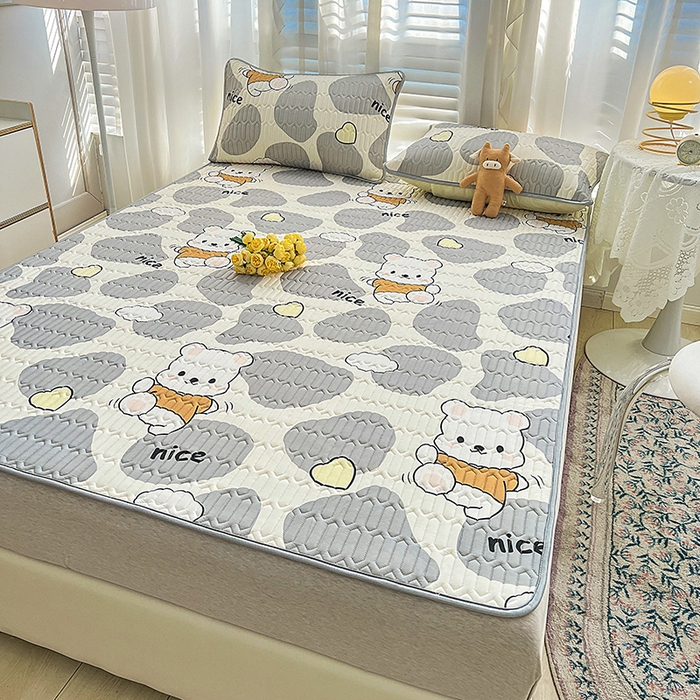 91家纺网 家纺一手货源 找家纺 民新家纺 2023新款乳胶凉席 布朗熊