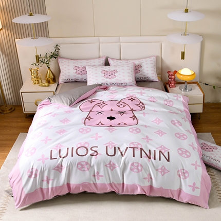 91家纺网 家纺一手货源 找家纺 色鬼 2023新款暴力熊系列水洗真丝大版数码印花四件套 粉熊