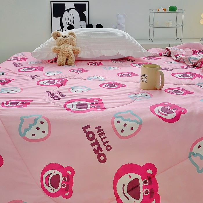 91家纺网 家纺一手货源 找家纺 星期八 2023新款迪士尼针织棉夏被 草莓熊