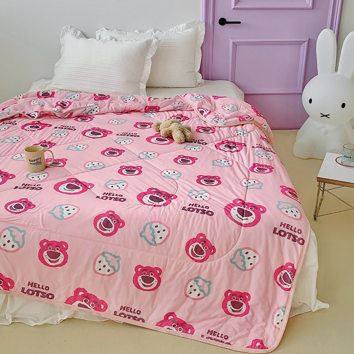 91家纺网 家纺一手货源 找家纺 星期八 2023新款迪士尼针织棉夏被 草莓熊