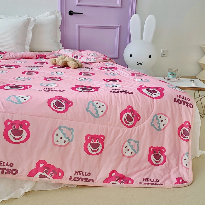 91家纺网 家纺一手货源 找家纺 星期八 2023新款迪士尼针织棉夏被 草莓熊