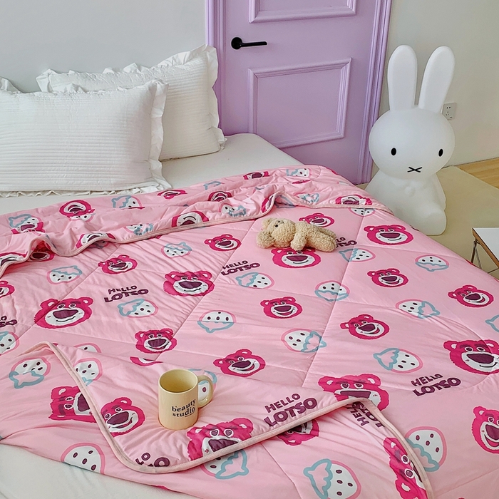 91家纺网 家纺一手货源 找家纺 星期八 2023新款迪士尼针织棉夏被 草莓熊