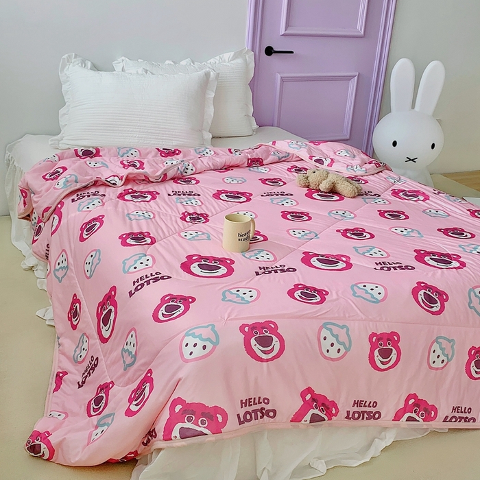 91家纺网 家纺一手货源 找家纺 星期八 2023新款迪士尼针织棉夏被 草莓熊