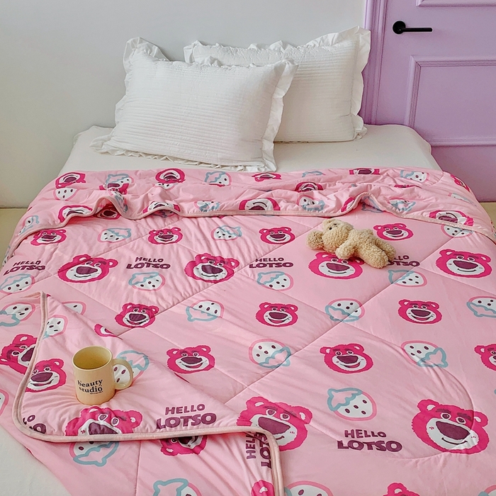 91家纺网 家纺一手货源 找家纺 星期八 2023新款迪士尼针织棉夏被 草莓熊