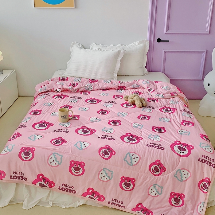 91家纺网 家纺一手货源 找家纺 星期八 2023新款迪士尼针织棉夏被 草莓熊