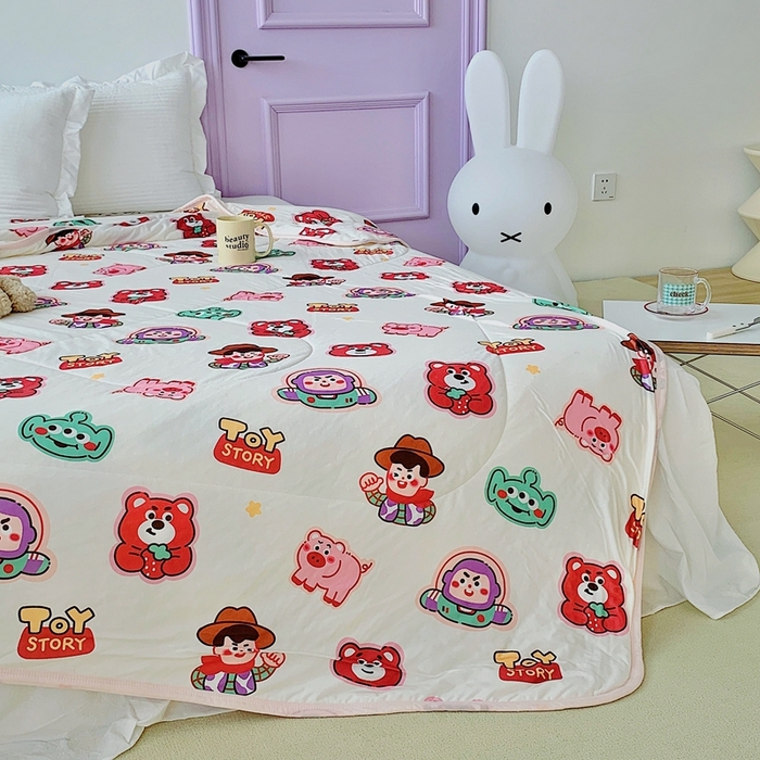 91家纺网 家纺一手货源 找家纺 星期八 2023新款迪士尼针织棉夏被 Q版巴斯