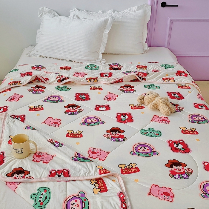 91家纺网 家纺一手货源 找家纺 星期八 2023新款迪士尼针织棉夏被 Q版巴斯