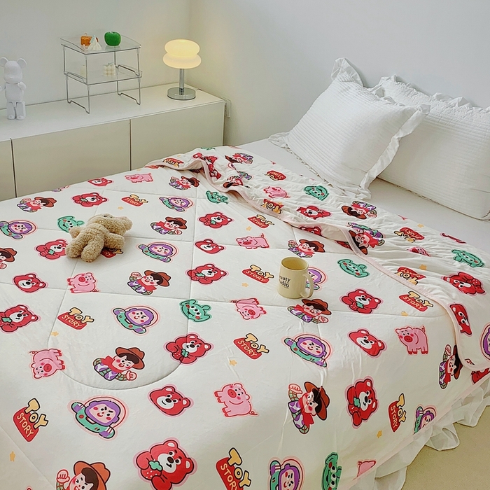 91家纺网 家纺一手货源 找家纺 星期八 2023新款迪士尼针织棉夏被 Q版巴斯