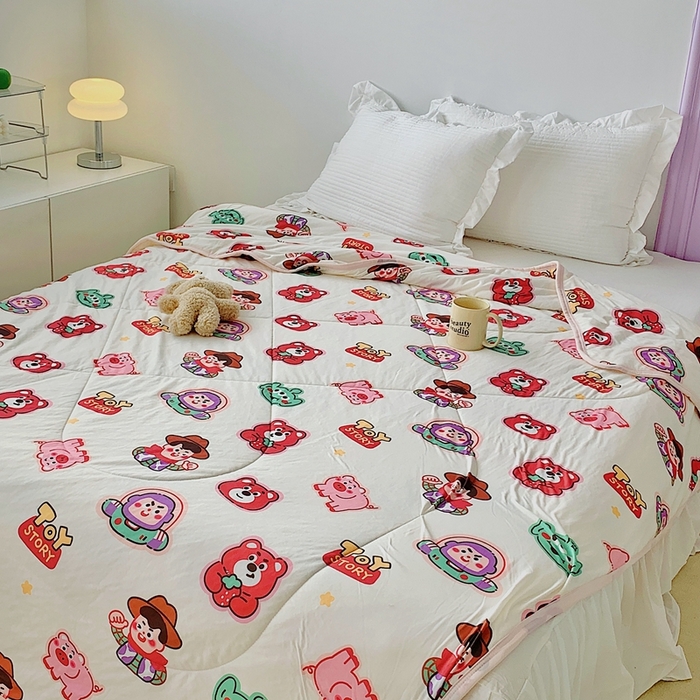 91家纺网 家纺一手货源 找家纺 星期八 2023新款迪士尼针织棉夏被 Q版巴斯