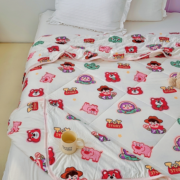 91家纺网 家纺一手货源 找家纺 星期八 2023新款迪士尼针织棉夏被 Q版巴斯