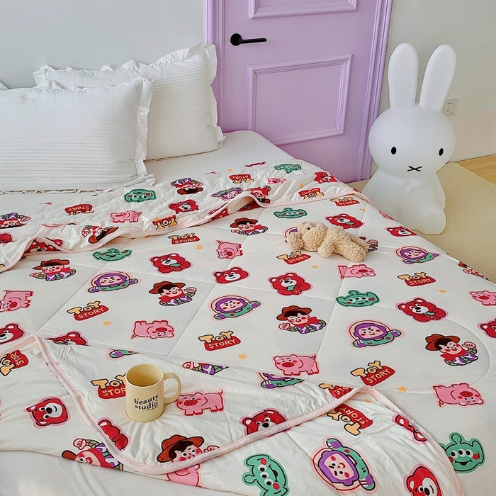 91家纺网 家纺一手货源 找家纺 星期八 2023新款迪士尼针织棉夏被 Q版巴斯