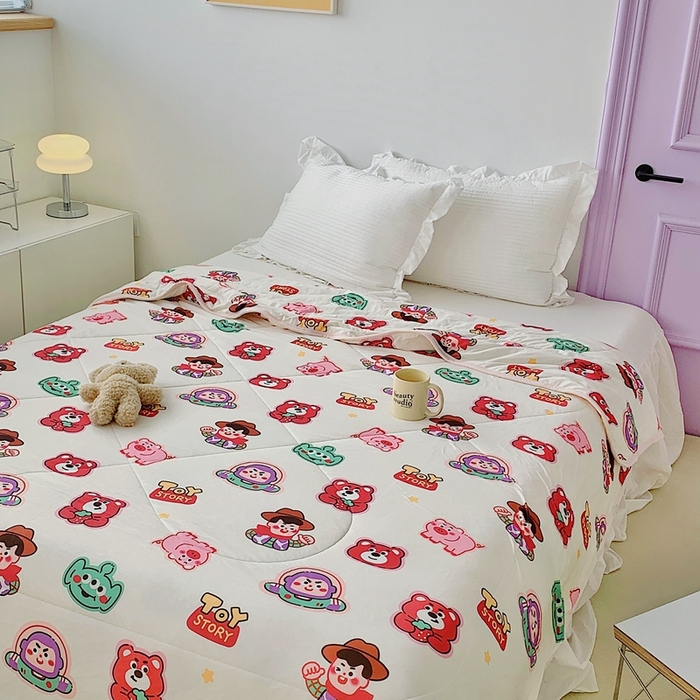 91家纺网 家纺一手货源 找家纺 星期八 2023新款迪士尼针织棉夏被 Q版巴斯