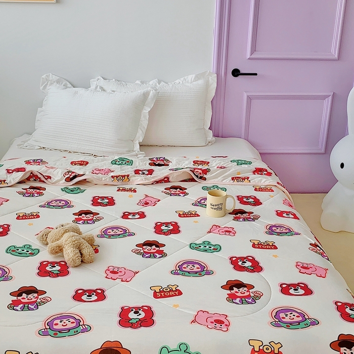 91家纺网 家纺一手货源 找家纺 星期八 2023新款迪士尼针织棉夏被 Q版巴斯