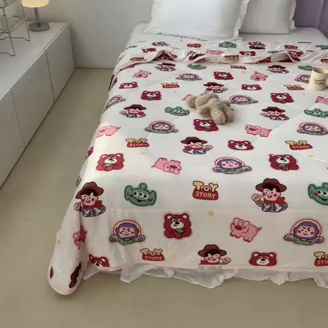 91家纺网 家纺一手货源 找家纺 星期八 2023新款迪士尼针织棉夏被 Q版巴斯