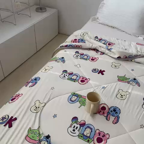 91家纺网 家纺一手货源 找家纺 星期八 2023新款迪士尼针织棉夏被 维尼乐园