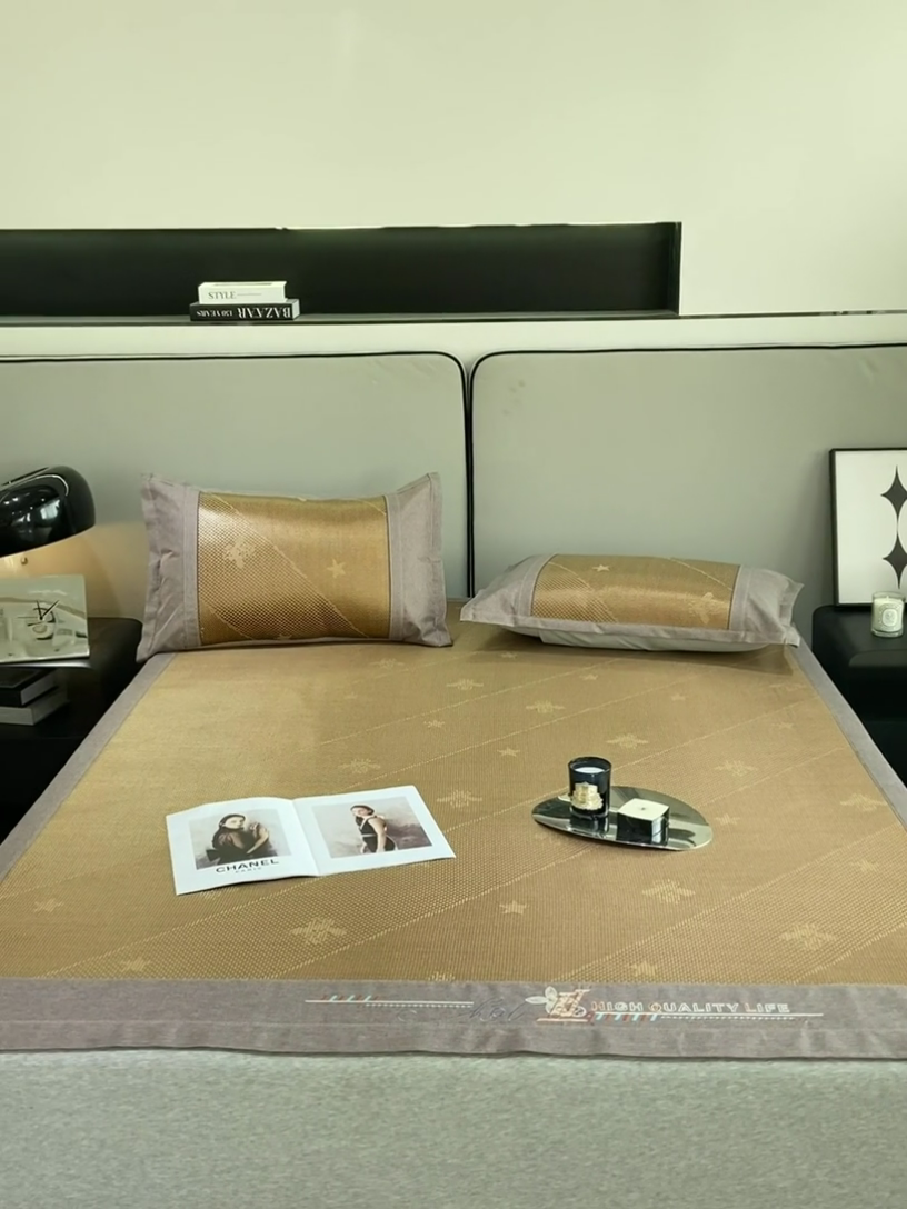 91家纺网 家纺一手货源 找家纺 伊被源 2023新款凉感冰藤席-沁雅、字母、蝶恋花 沁雅-咖