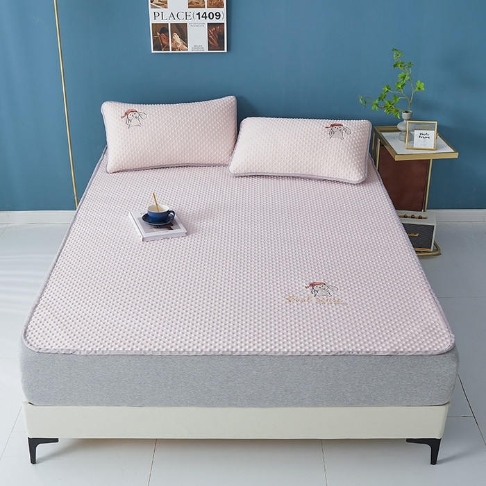 91家纺网 家纺一手货源 找家纺 伊被源 2023新款凉感丝豆豆席绑带款床笠款凉席三件套-冰兔兔 冰兔兔-樱花粉（床席款）