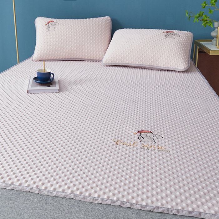 91家纺网 家纺一手货源 找家纺 伊被源 2023新款凉感丝豆豆席绑带款床笠款凉席三件套-冰兔兔 冰兔兔-樱花粉（床席款）