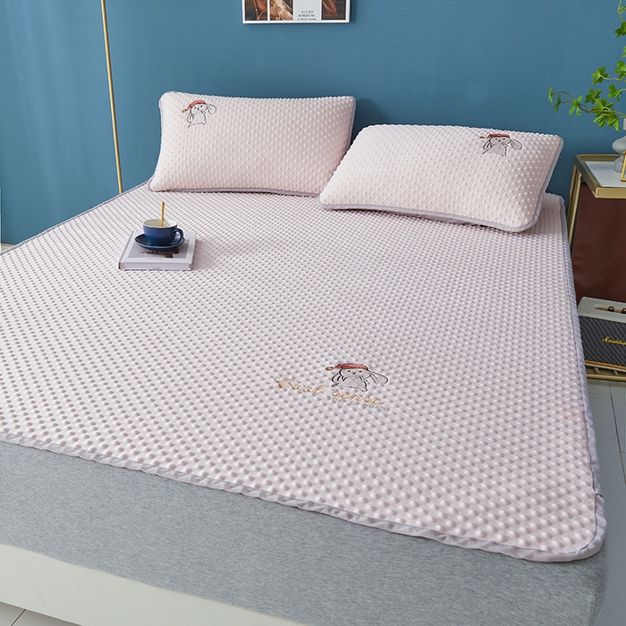 91家纺网 家纺一手货源 找家纺 伊被源 2023新款凉感丝豆豆席绑带款床笠款凉席三件套-冰兔兔 冰兔兔-樱花粉（床席款）