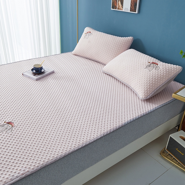 91家纺网 家纺一手货源 找家纺 伊被源 2023新款凉感丝豆豆席绑带款床笠款凉席三件套-冰兔兔 冰兔兔-樱花粉（床席款）